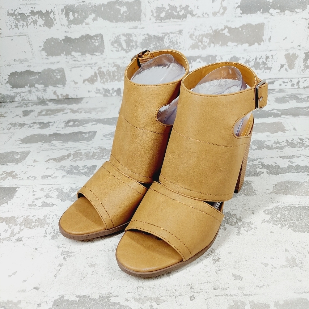 Dolce Vita Tan Open-Toe Block Heel Sandals - Picture 2 of 12